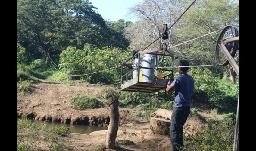 El método además de rudimentario, es peligroso para los habitantes.