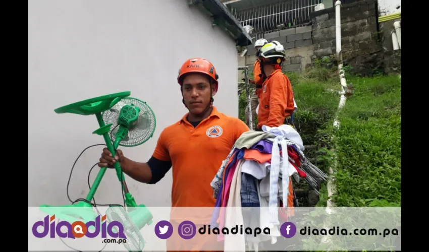 Rescatistas del Sinaproc sacó los enseres de la casa. Foto: Jesús Simmons