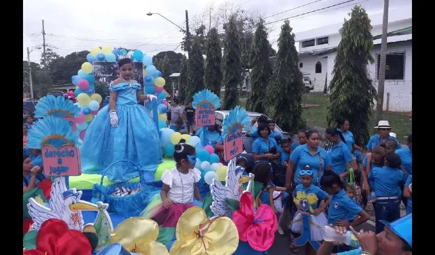 Escuela Domingo Díaz Arosemena con su carro alegórico "Derecho a la vida" , se pasearon por Capira cabecera. Foto: Cortesía