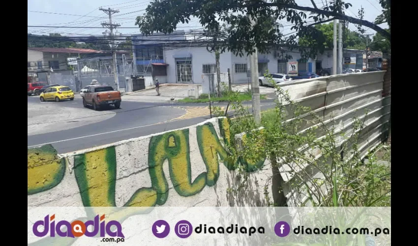 Según Diógenes todas las semanas se cae un pedazo del muro. Foto: Jesús Simmons