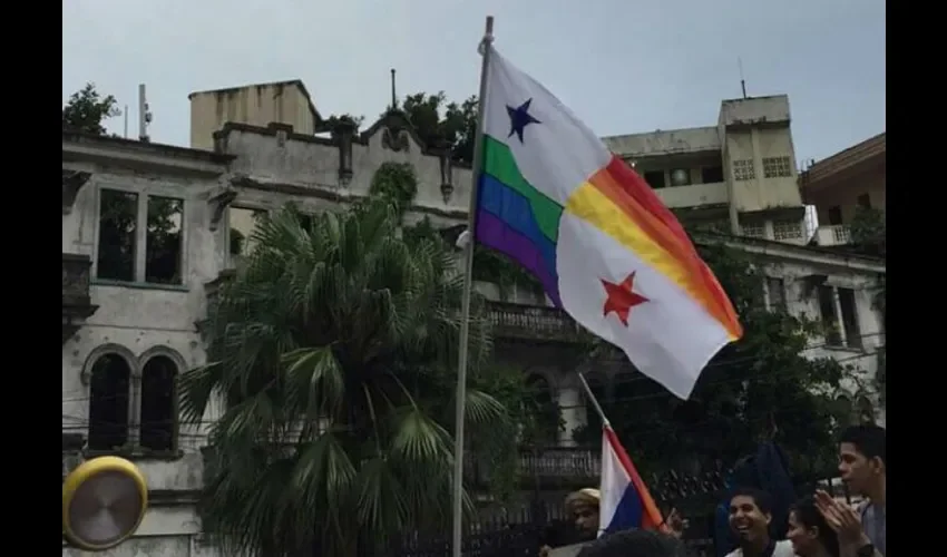 Escarreola recordó que  por esa bandera  murió Ascanio Arosemena,  tenemos el Canal de Panamá y la que era la zona del Canal, entre otros casos de civismo. Foto: DD