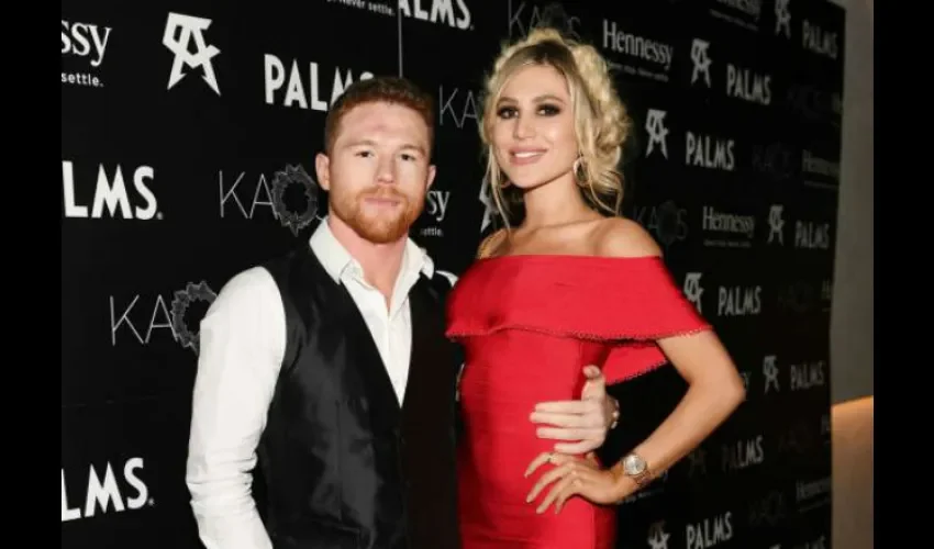 'Canelo' junto a Fernanda Gómez.