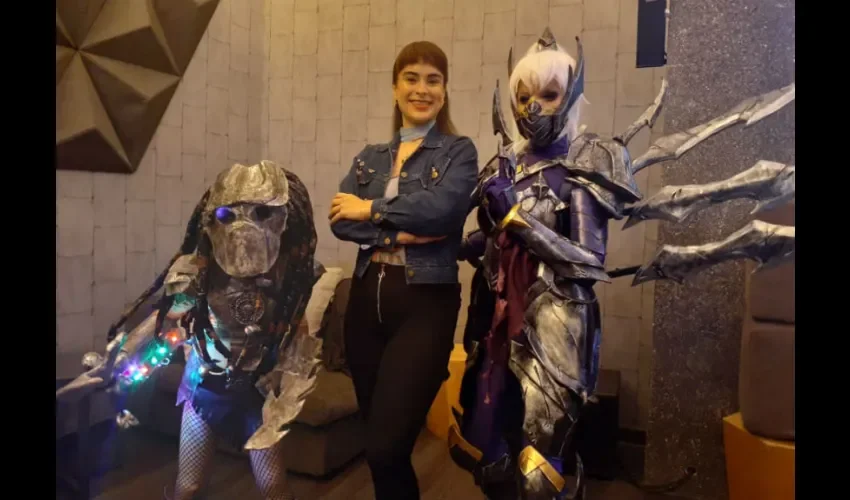 Foto ilustrativa de Troncoso junto a dos de las ganadores de Cosplay de 2018. 