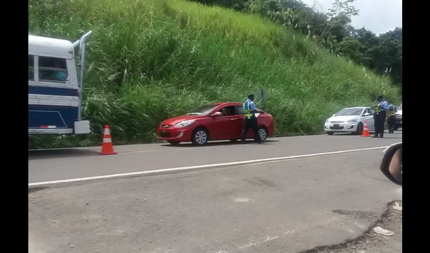 Foto ilustrativa de la revisión de autos. 