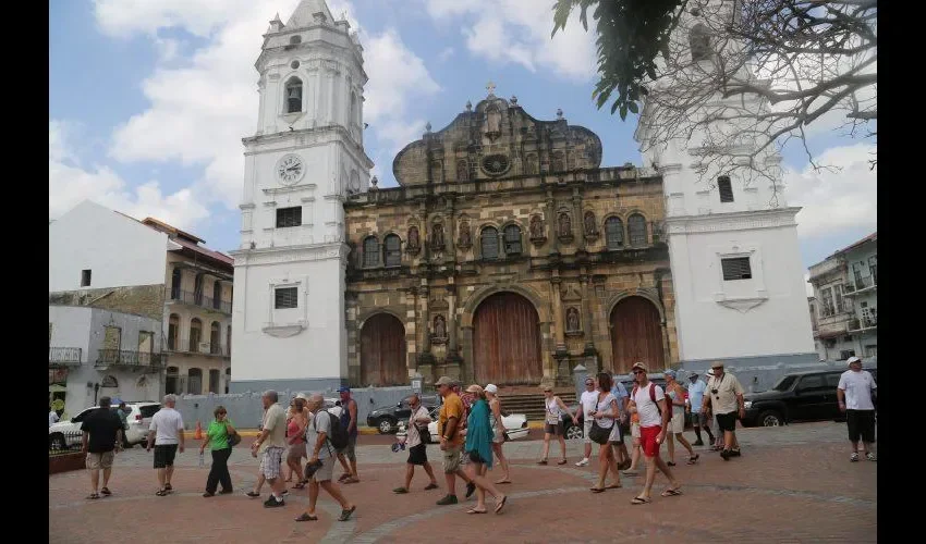 Cibernautas cuestionan el celibato tras el reciente escándalo sexual que obliga a la Iglesia católica a separar a tres de sus sacerdotes.