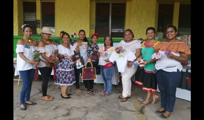 Foto ilustrativa de algunas de las artesanas que ofrecen sus productos en el bazar. 