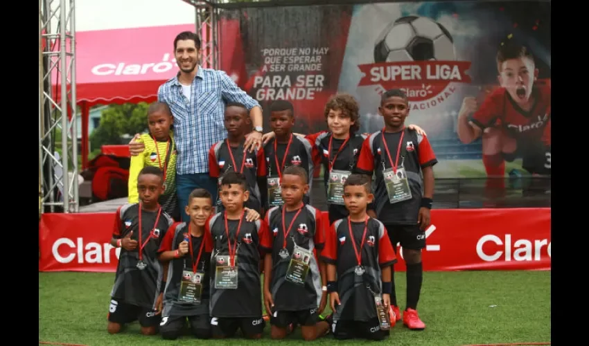 Jaime Penedo compartiendo con los niños. Foto: Anayansi Gamez