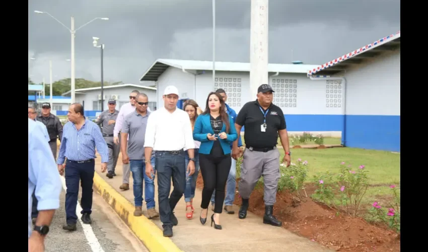 El ministro Romero, quien compartió con un grupo de privados de libertad que pertenecen al cuerpo de baile del centro de esta provincia, señaló que se harán adecuaciones. Foto: Cortesía