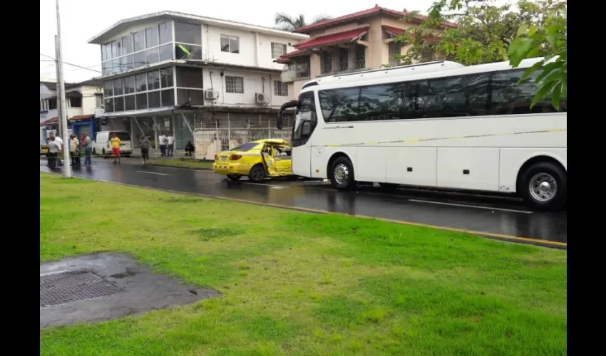 Al parecer, el bus no respetó el cruce y pasó hacia el otro lado, impactando al taxi con placa 3T-3726.