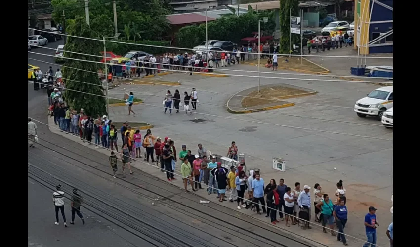 Foto ilustrativa  de la gente haciendo sus compras. 