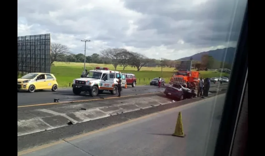  Paramédicos del Sistema Único de Manejo de Emergencias (Sume) 911, dictaminaron el fallecimiento se dos de los ocupantes del auto sedán y el traslado en estado de gravedad  de un tercer ocupante de este vehículo hacia el hospital Nicolás Solano en La Chorrera.