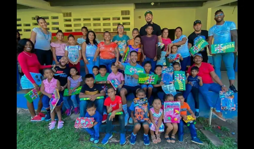 Los excompetidores con niños en Aguadulce. Foto: Instagram