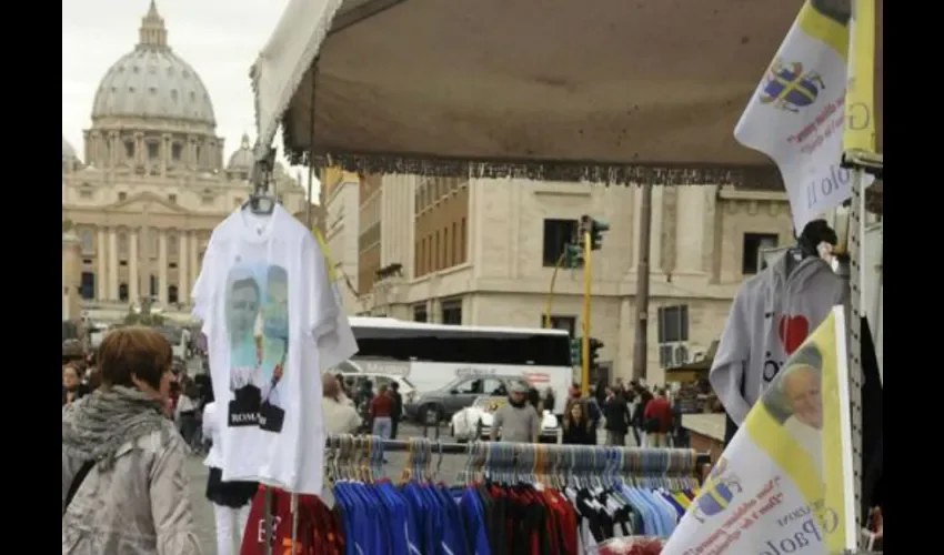 Un puesto de «souvenirs» cerca del Vaticano - EFE