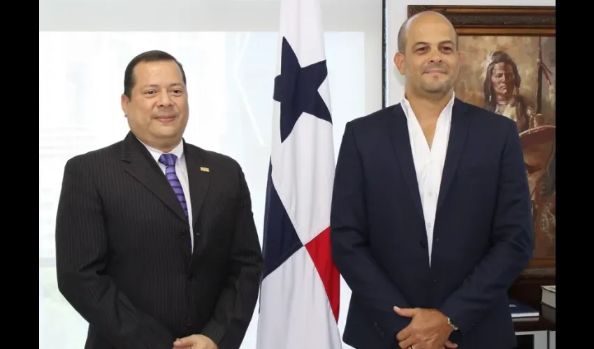 Foto ilustrativa de los participantes de la reunión. 