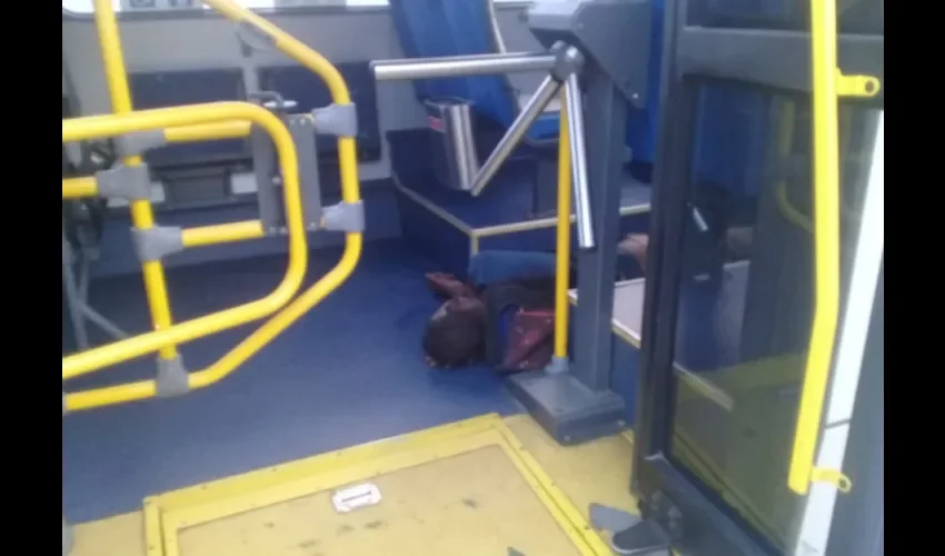 Foto ilustrativa de la unidad del bus donde se dio el incidente. 