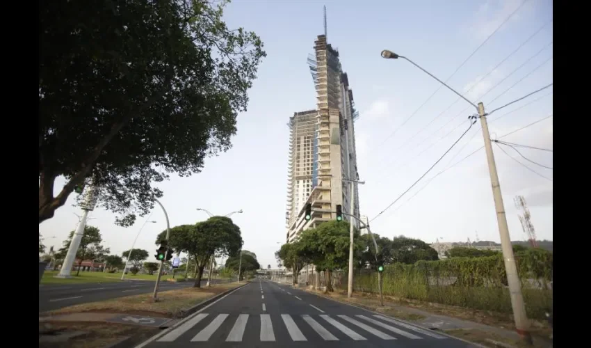 Vista general de una avenida en la madrugada de este miércoles, durante el inicio de la cuarentena total, en Ciudad de Panamá (Panamá). EFE