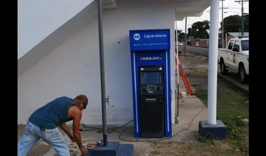 Foto ilustrativa de la instalación de los cajeros. 