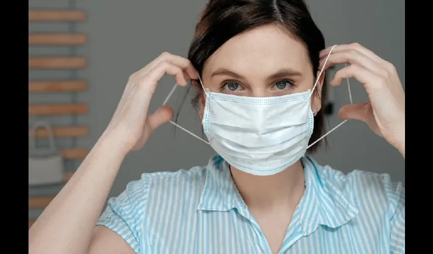 Foto ilustrativa  de una persona con mascarilla. 