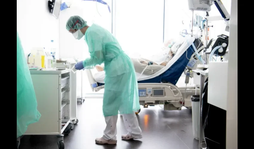 Un trabajador médico trata a un paciente con COVID-19 en la unidad de cuidados intensivos del Hospital HRC (Hopital Riviera-Chablais Vaud-Valais) durante el estado de emergencia del brote de la enfermedad por coronavirus (COVID-19), en Rennaz, Suiza, 08 Abril de 2020. Los países de todo el mundo están tomando mayores medidas para detener la propagación del coronavirus SARS-CoV-2 que causa la enfermedad de Covid-19. (Suiza) EFE / EPA / LAURENT GILLIERON.