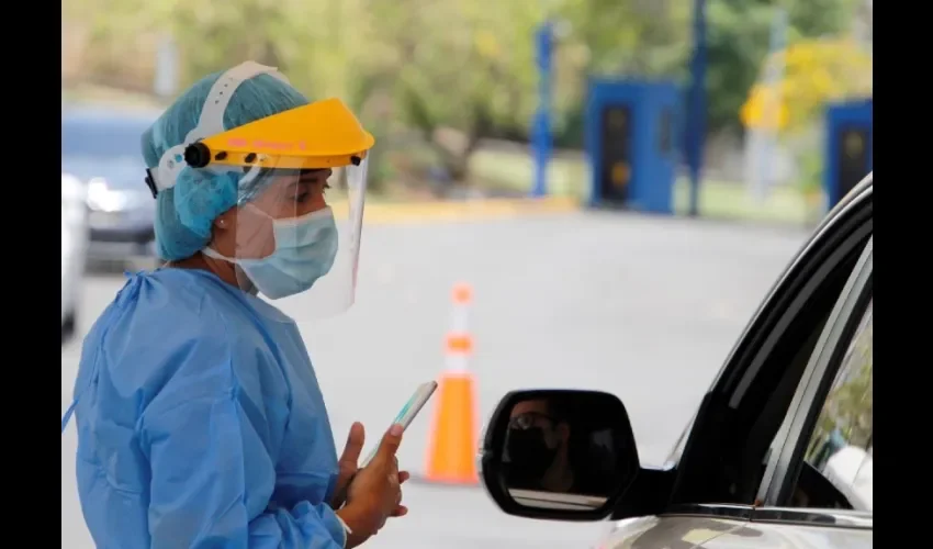 Foto ilustrativa  de la toma de muestra de hisopado en los auto rápidos. 