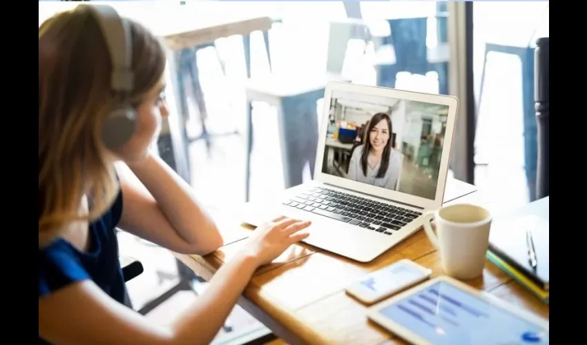 Foto ilustrativa de una joven estudiando de manera virtual. 