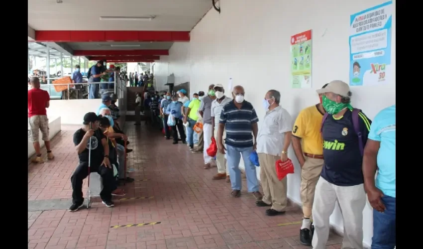 Foto ilustrativa de las largas filas en los supermercados.