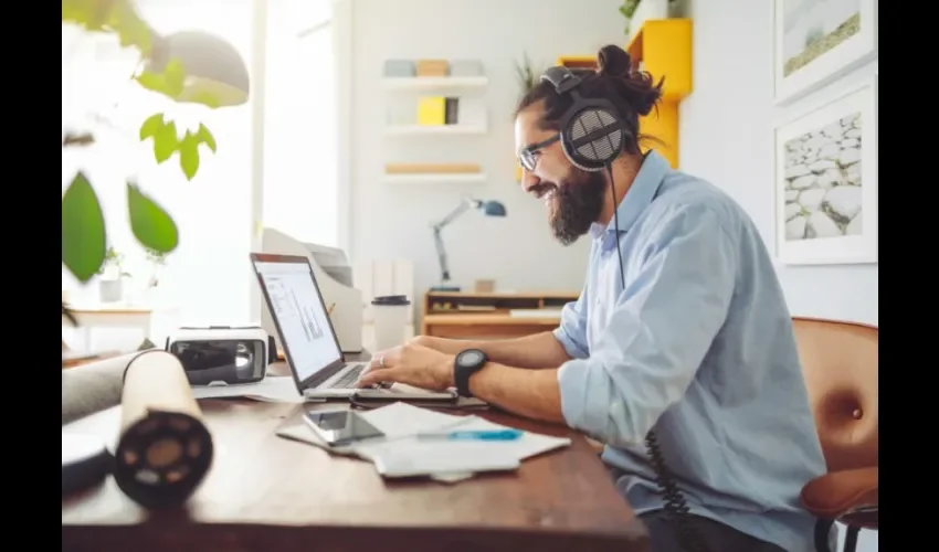 Foto ilustrativa de una persona en teletrabajo. 