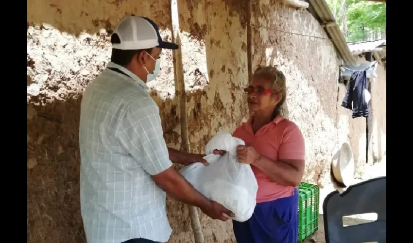 Foto ilustrativa de la entrega de bolsas. 