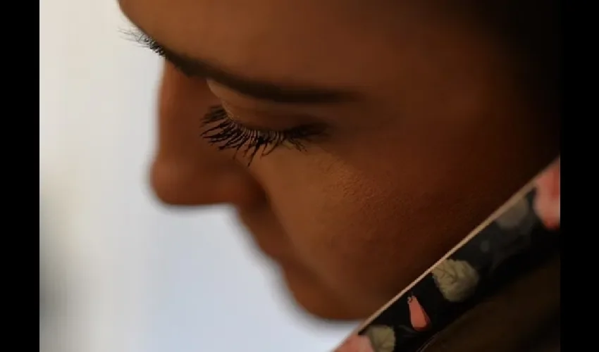 Foto ilustrativa de una mujer al teléfono. 