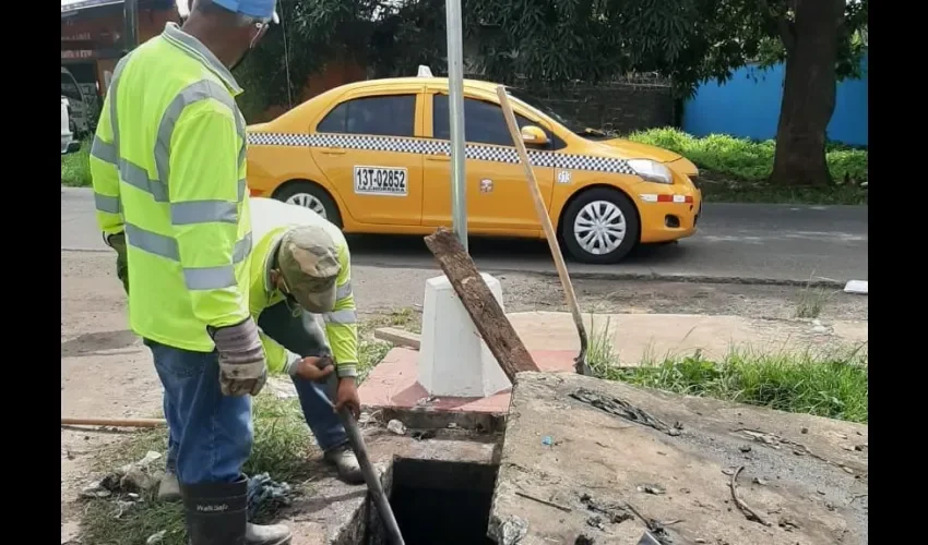 Foto ilustrativa de personal del MOP trabajando. 