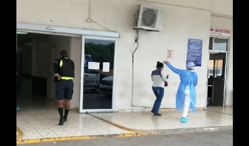 Foto ilustrativa de la entrada a urgencias del hospital. 