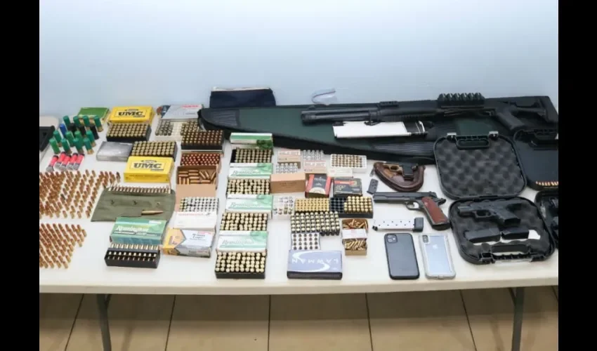 Fotografía cedida por la Policía Nacional de Panamá de las armas decomisadas por el Ministerio Publico (MP) y la Policía Nacional de Panamá (PN) que desarticularon este martes una organización dedicada al tráfico de armas, detuvieron a 19 personas, entre funcionarios y ex altos mandos de seguridad, y recuperaron 34 armas de un lote de 86 en investigación. La captura de estas personas y la recuperación de las armas se dio a través de 28 allanamientos efectuados en diversos puntos de la capital, Panamá Oeste.