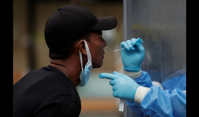 Un hombre se somete a una prueba hisopada de coronavirus, hoy en Ciudad de Panamá (Panamá). El país del istmo se encuentra en su sexto mes de medidas para controlar la pandemia del nuevo coronavirus, con un impulso a la reapertura económica tras la mejora en los indicadores de contagio y en medio de un cauto optimismo de las autoridades. EFE/ Bienvenido Velasco.