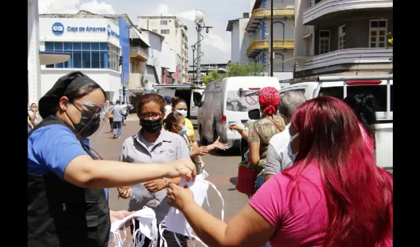 Foto ilustrativa de la entrega de mascarillas. 