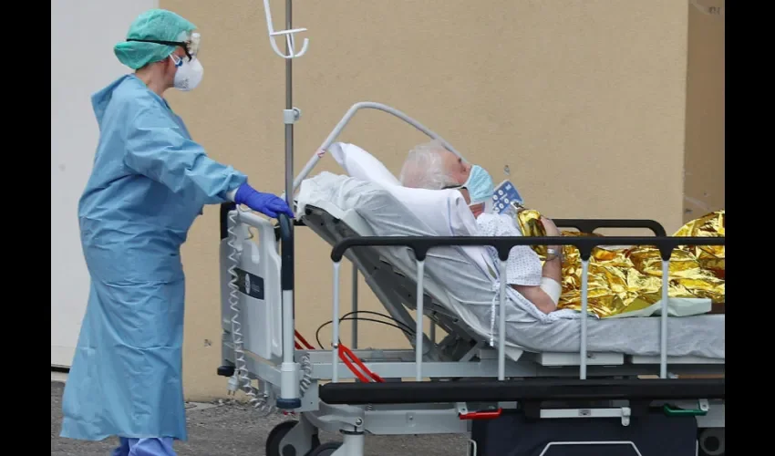 Personas pasean con máscaras protectoras durante la vida nocturna en Via del Corso durante la emergencia de la pandemia de Coronavirus Covid-19 en Roma, Italia, 17 de octubre de 2020. (Italia, Roma) EFE / EPA / ANGELO CARCONI.