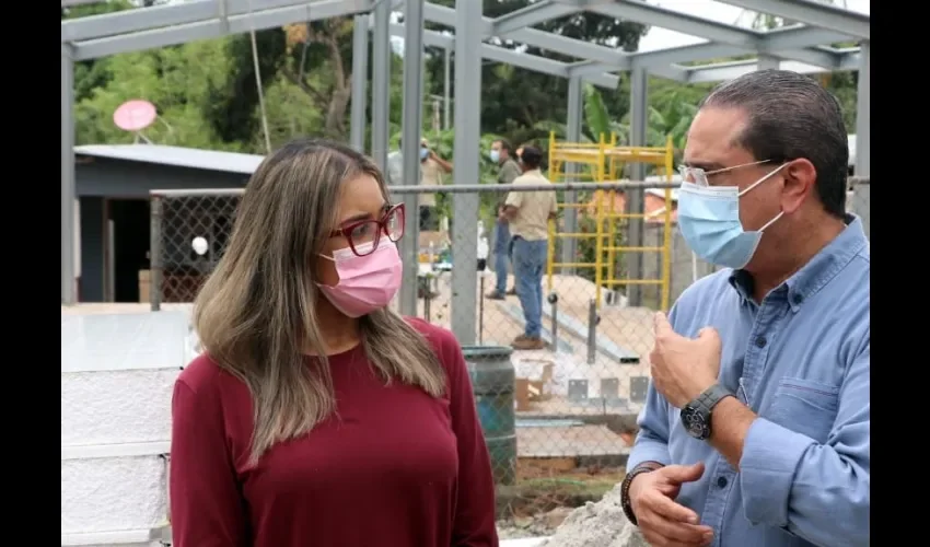 Foto ilustrativa de la inspección de los trabajos. 