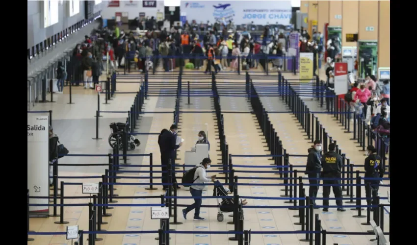 Fotografía de pasajeros hoy, en el aeropuerto Internacional Jorge Chávez de Lima (Perú). En Perú se reinician este lunes, los vuelos internacionales de carácter regular con siete países de Latinoamérica tras casi siete meses suspendidos. EFE/ Paolo Aguilar. 