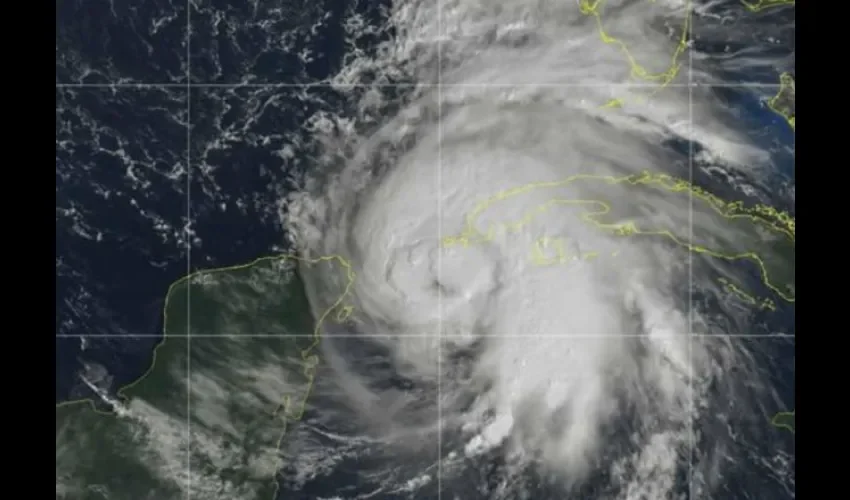 Dos niños (d) bajan de una embarcación después de cruzar el Río Wawa el cual aumentó su caudal por las fuertes lluvias y el paso del huracán ETA, hoy en la costa caribe norte de Bilwi (Nicaragua). El huracán Eta, de categoría 4 y clasificado como "extremadamente peligroso" por el Centro Nacional de Huracanes (NHC) de EE.UU., comenzó este martes a hacer estragos en el Caribe norte de Nicaragua, en donde se reportan los primeros daños materiales, sin víctimas de momento. EFE/Jorge Torres.