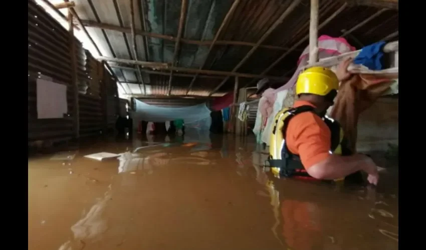 Rescatistas evalúan las afectaciones en residencias del lugar. 