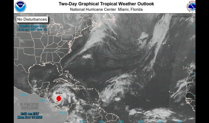 Fotografía satelital cedida por la Oficina Nacional de Administración Oceánica y Atmosférica (NOAA) por vía del Centro Nacional de Huracanes (NHC) donde se muestra la localización del huracán Iota a unos kilómetros al noreste de Nicaragua y el este de Honduras.