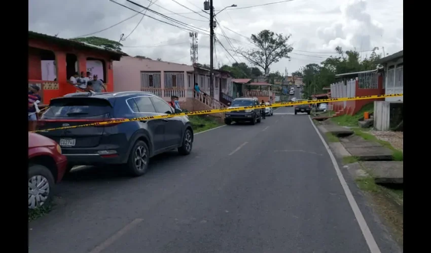 Todo el perímetro fue acordonado con cinta amarilla, para no contaminar la escena del crimen.