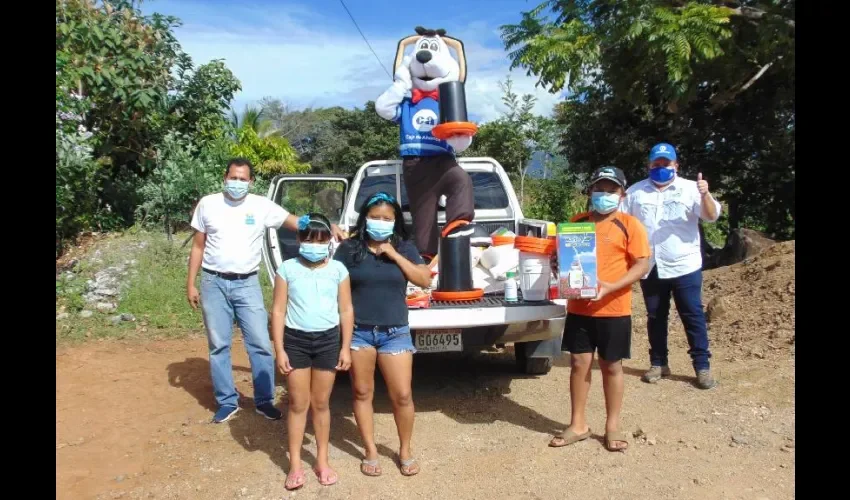 Foto ilustrativa de la entrega de donaciones. 