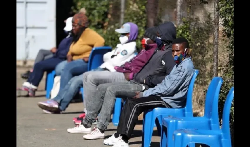 Foto ilustrativa de las personas en Sudáfrica con mascarillas. 