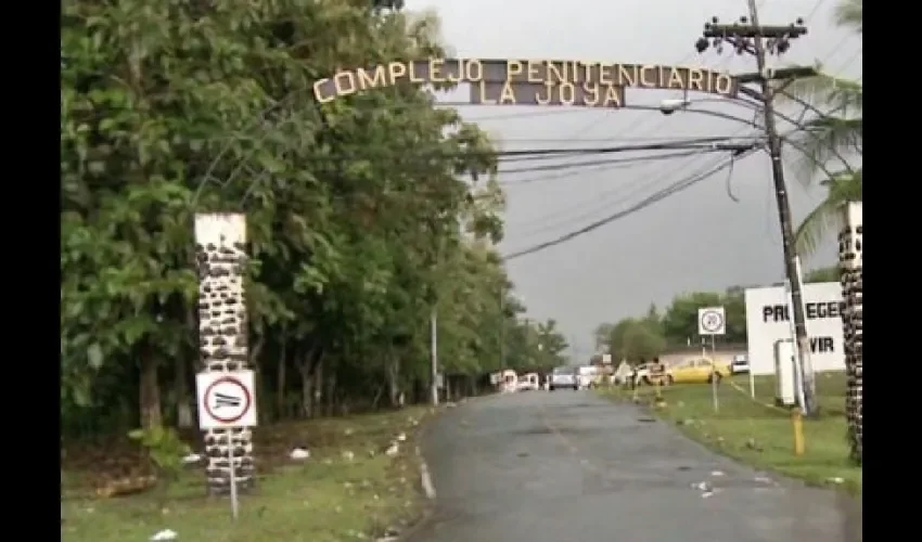 Foto ilustrativa de la entrada del centro penitenciario. 