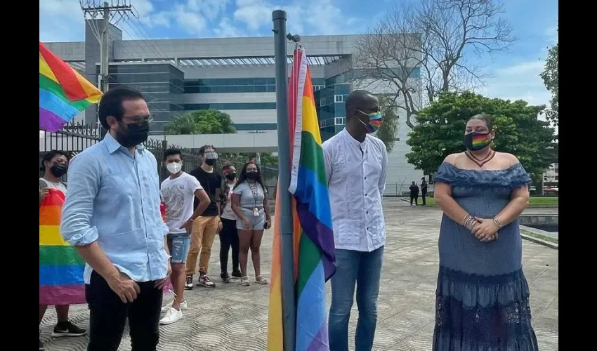 Foto ilustrativa de la Izada de la bandera. 