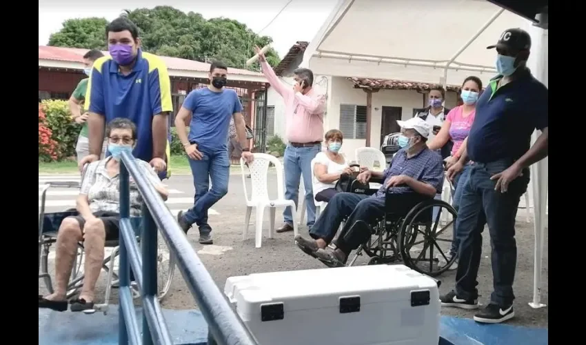 Desde tempranas horas hubo gran afluencia de personas en las escuelas escogidas como centro de vacunación. Foto: Thays Domínguez. 