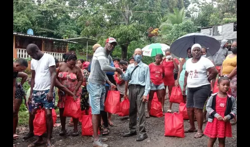 Quedaron contentos con las bolsas recibidas. Foto: Cortesía