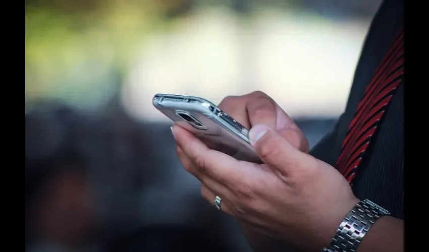 Debes limpiar el celular todos los días para evitar problemas de salud. 