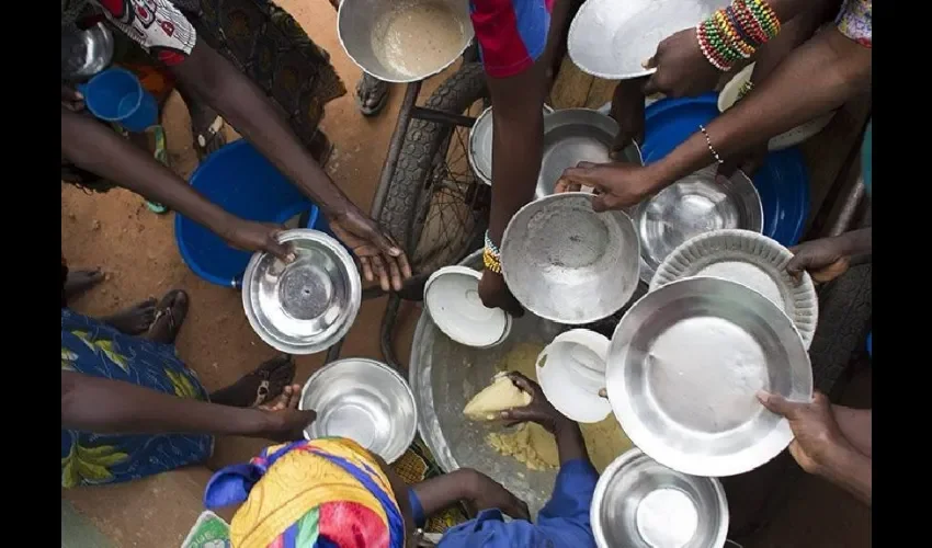 Foto ilustrativa de niños y familias sin alimentos. 