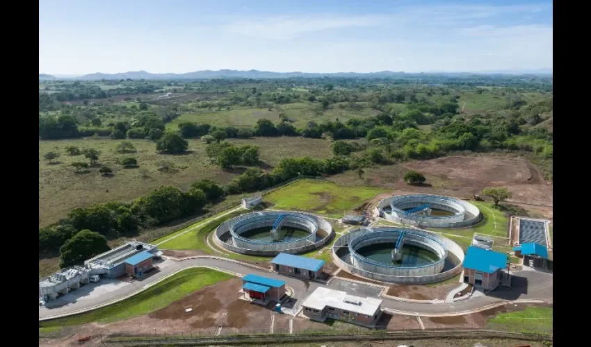 Este proyecto se dividió en paquetes para un mejor funcionamiento y, por consiguiente, se realizaron las coordinaciones con el Ministerio de Ambiente para tramitar la compensación ecológica en el Parque Recreativo Santiago Apóstol con 2,237 árboles de especies maderables y frutales, para mantener el corredor biológico de las especies terrestres y aves.